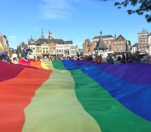Lees meer over het artikel Eerste Bossche Pride Walk trekt honderden deelnemers